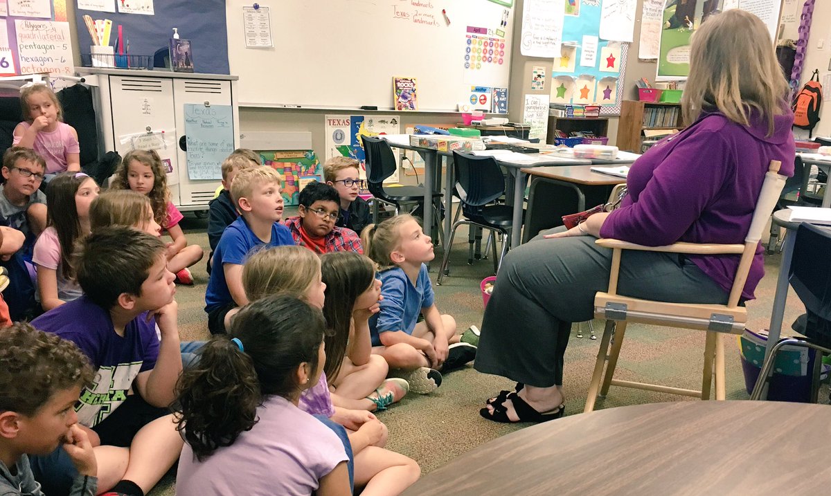 LivefromroomC5's tweet photo. Guest reader today (so fun!) @Ottos_Eagles &amp; lots of measuring in the beautiful outdoors. It was a great day in second grade 📚☀️#WeAreHES https://t.co/bhx4WgiwLm