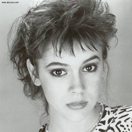 Charmed_Reunion's tweet photo. Alyssa Milano can rock any hairstyle. #MilanoFacts https://t.co/sVK4QP3hQe