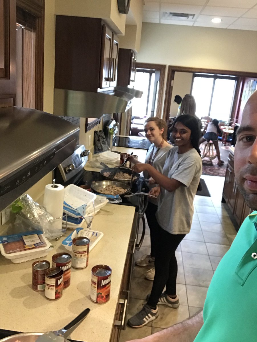 Sloppy Joes, Slop, Sloppy Joes! Key Club is cooking it up at Ronald McDonald house! #connectedlancer