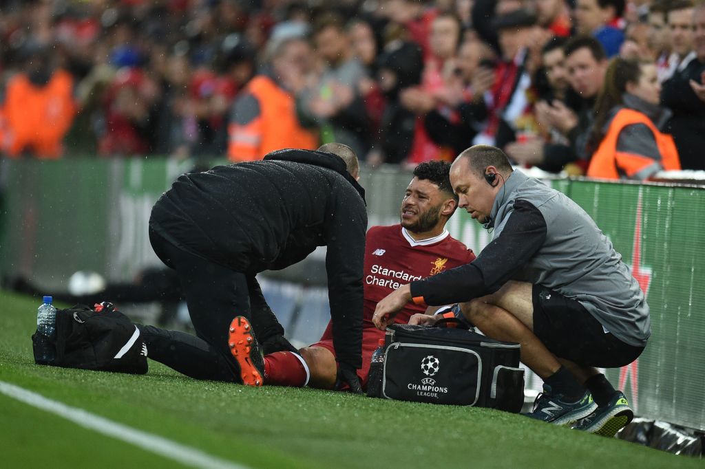 BBCSport's tweet image. Alex Oxlade-Chamberlain appears to have suffered a "really bad" injury during tonight's #UCL match.

Full story: bbc.in/2qWmIg1