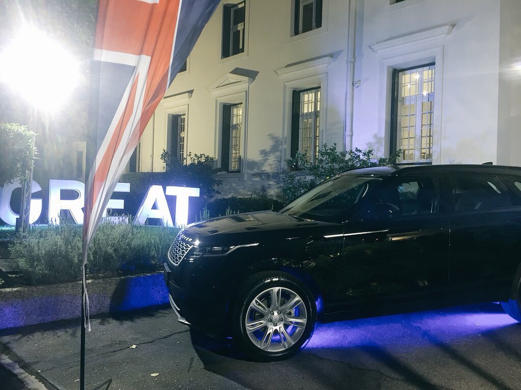 UKinUruguay's tweet photo. Los invitados pueden apreciar la excelencia de la industria automotriz británica con estas camionetas Land Rover de #MotorHaus #CumpleañosDeLaReinaUY https://t.co/aYSinWPJQI