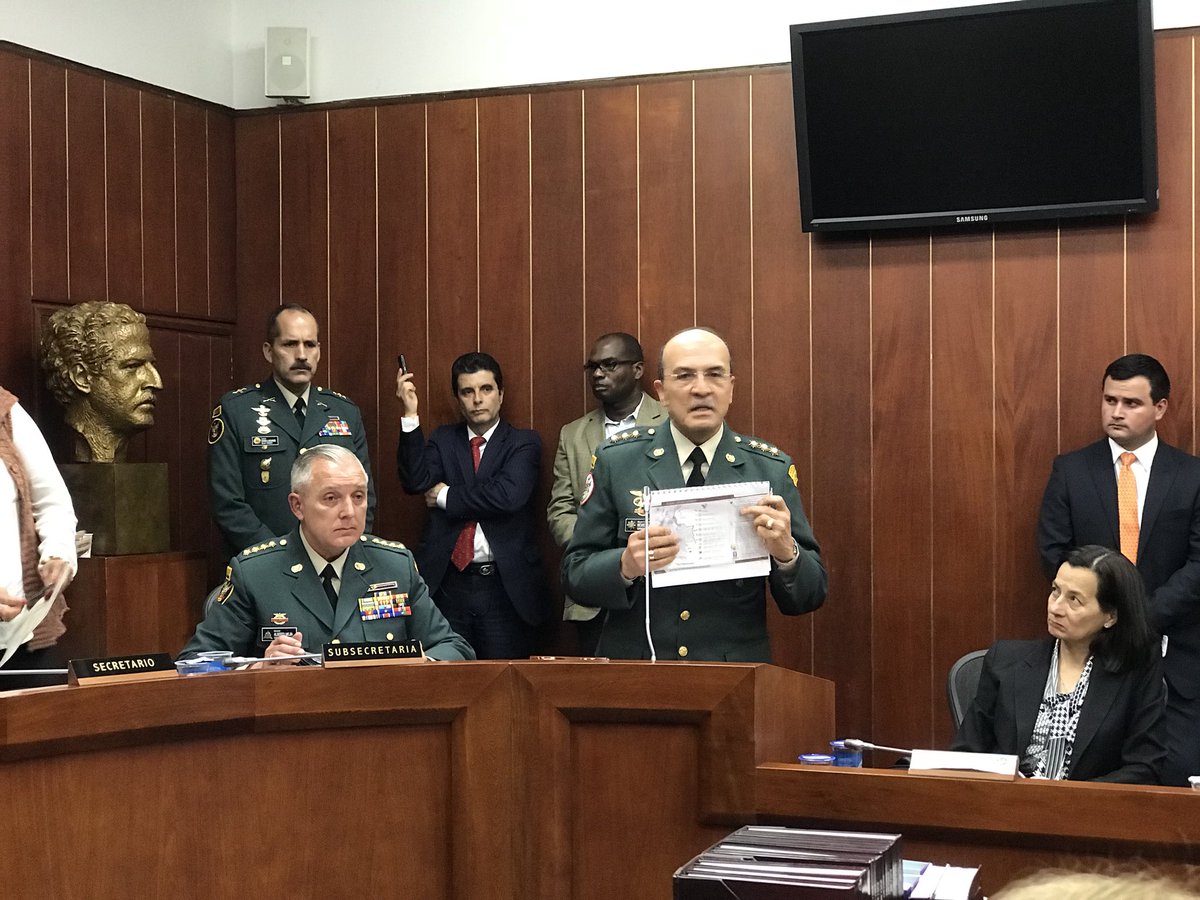 jimmychamorro's tweet photo. Quiero agradecerle a toda la Cúpula Militar por su intervención en el debate #FronterasSinControl. Sin embargo, quedan abiertos interrogantes frente al secuestro y posterior asesinato del equipo periodístico del diario El Comercio de Ecuador a manos de alias “Guacho”. @mindefensa https://t.co/M6r3ZcbMm2