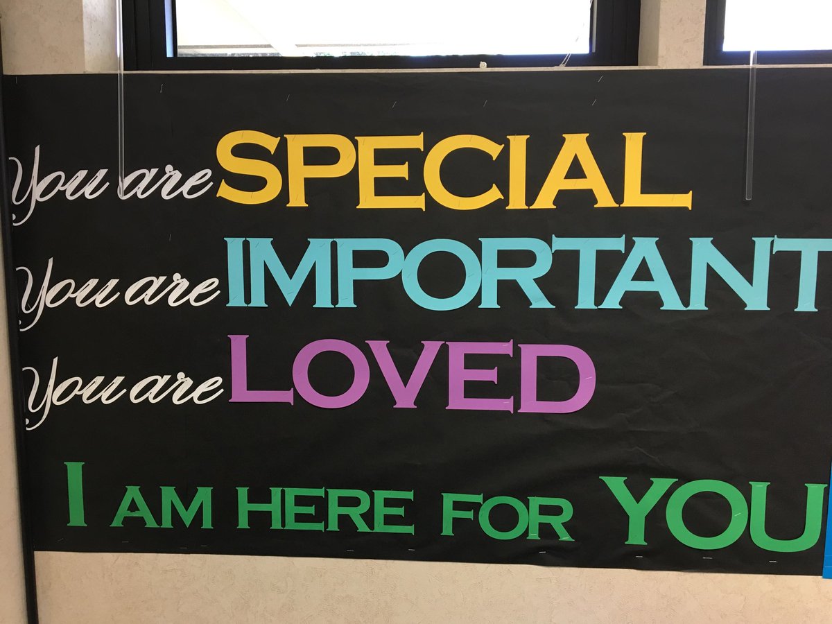 JulieBohn2's tweet photo. What lucky students to be greeted by THIS every morning as they enter their classroom❤️ https://t.co/JoWQpYW5zy