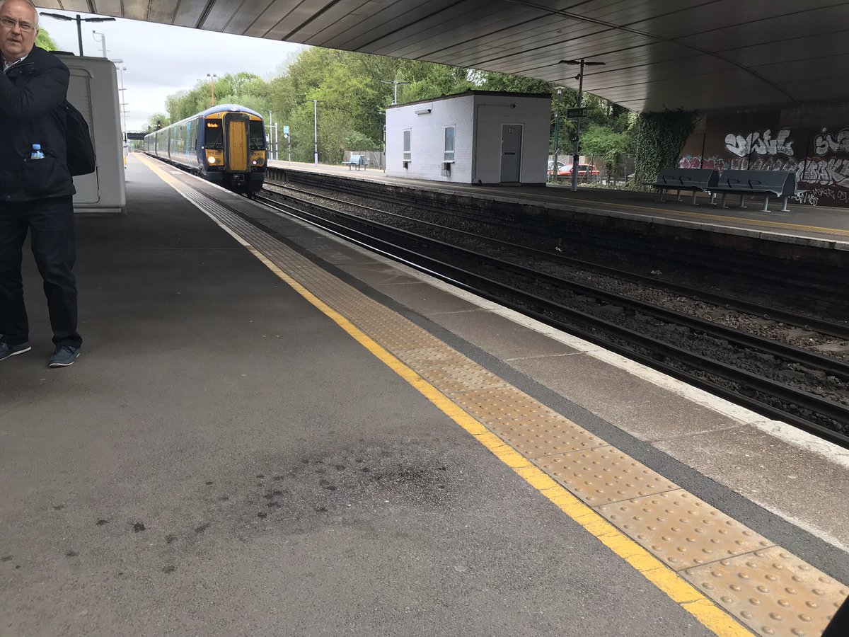 CCB_YT's tweet photo. Southeastern class 375 arriving st Bromley south bound for London Victoria https://t.co/X0n9XcmUp1