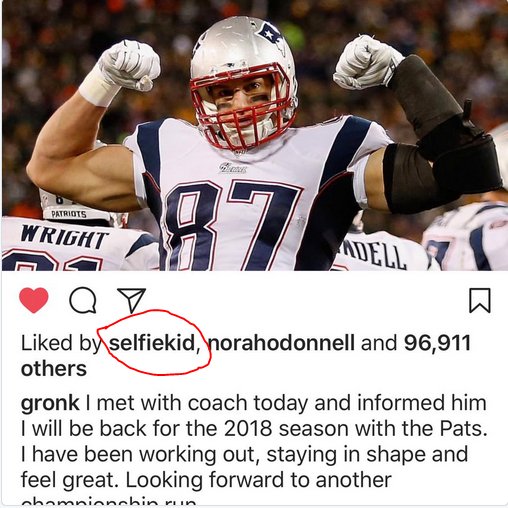 Even #SelfieKid says #Gronk staying with the Patriots is lit! 🔥🏈