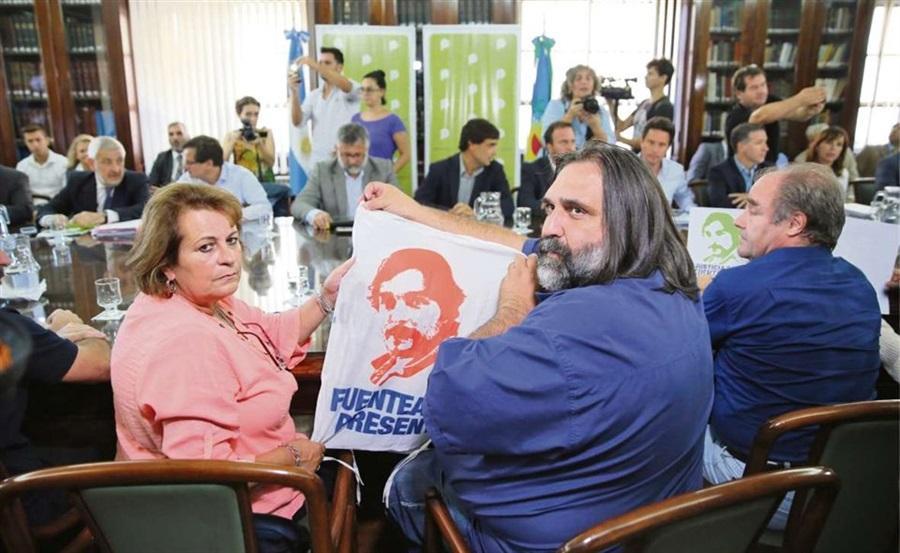 LANACION's tweet photo. La Justicia rechazó el pedido de los docentes bonaerenses para que no les descuenten los días de paro https://t.co/AkvmMN7p6K https://t.co/OFrvAAtXoU