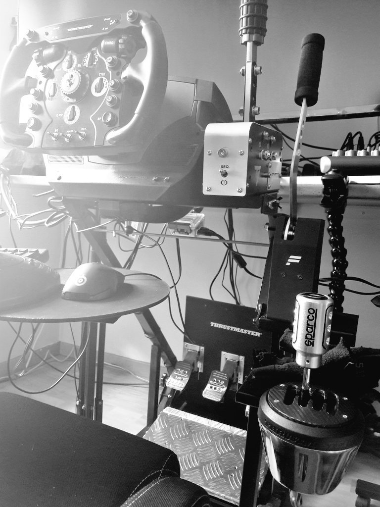 RcsKiLoU's tweet photo. La petite touche #sparco sur la boite de vitesse #th8 un rappel du #tssh @tmthrustmaster @sparcogaming juste top 😉 #simracing https://t.co/QhAQohlUf1