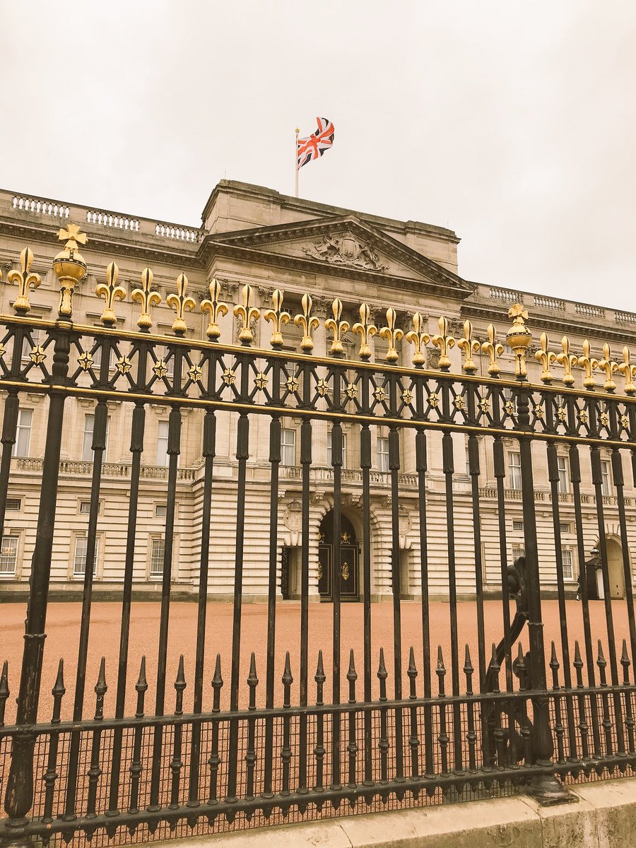 MiniMapMakers's tweet image. What now? I hear more royal #minimapmakers @KensingtonRoyal -Hoorah hooray - yippeee - Congratulations Captains of Cambridge! (Especially Captain Kate!) Was in London Town today and saw the splendid tulips at Buckingham Palace! Christopher Robin didn’t come with me today!