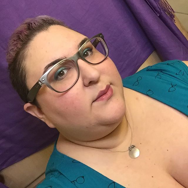 DrVixenne's tweet photo. Breaking out my favorite flirty dress 👗. Getting all #amped with the #urbandecay #heavymetalpalette. Clipped my hair back.
.
This was right before recording another segment for #OYogaForMMonth. .
#FemmeThings #shorthairsaga #mua #TuesdayThoughts #makeupinspo #visiblyplussize… https://t.co/9qCqp2k40P