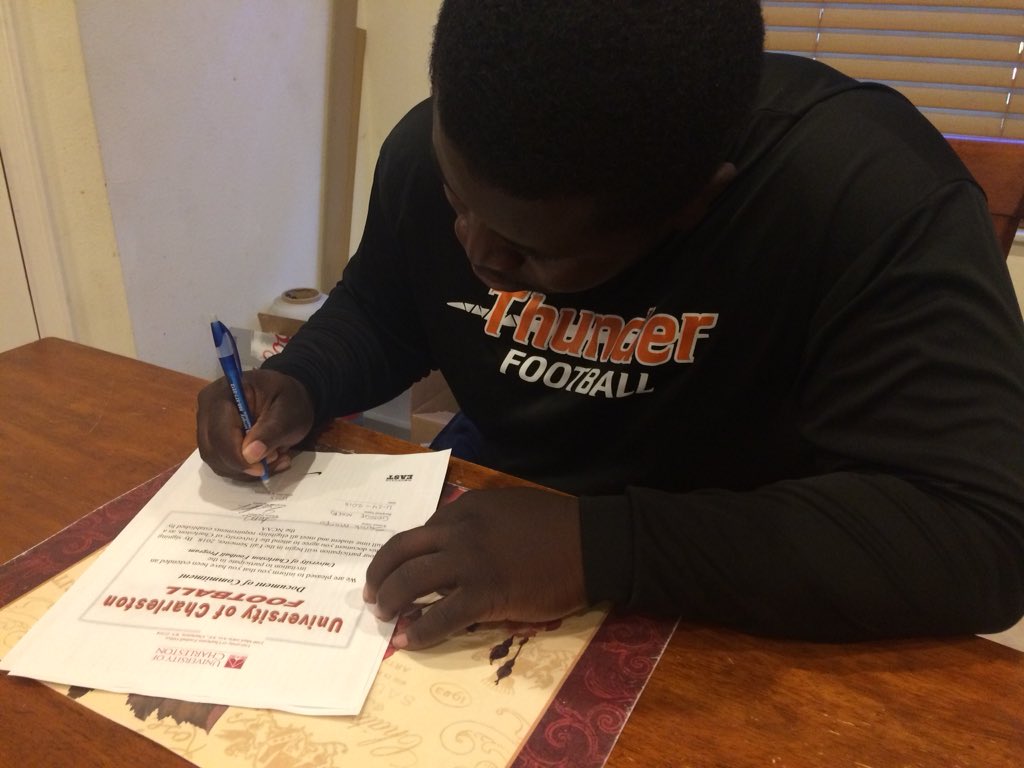 bigmarfoo's tweet photo. Officially signed with the University of Charleston.what a blessing from the lord above. #Godsplan https://t.co/biKzxOjLEz