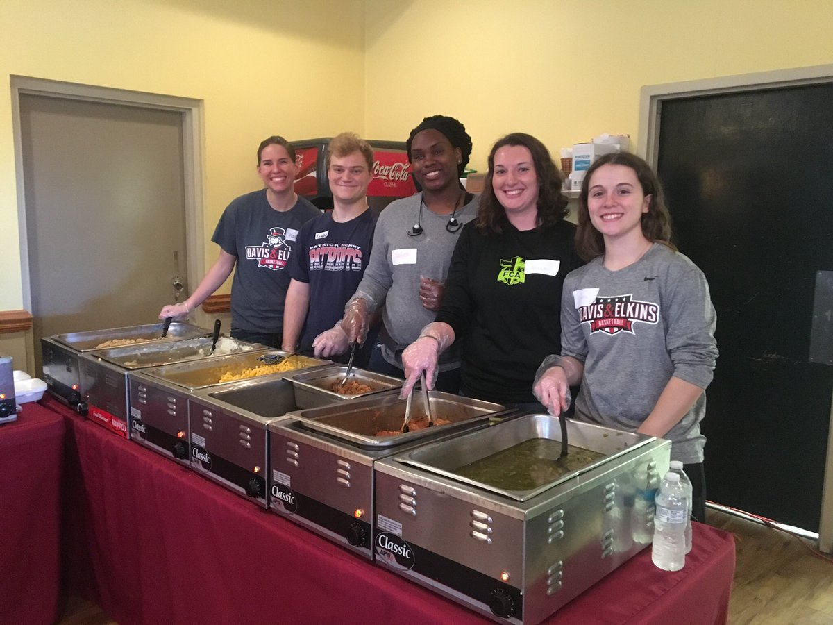 DE_FCA1's tweet photo. S/O to some FCA woman’s basketball members and Jonathan Scoggins who spent the evening helping with Feed the City in Elkins! https://t.co/kW58m8U04D
