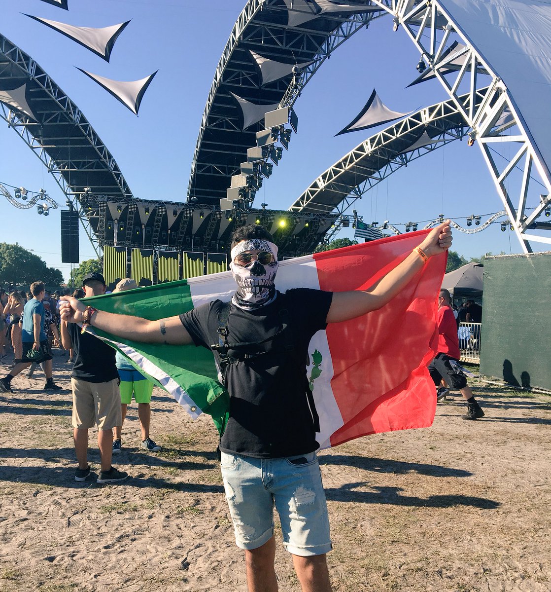 Hector_Castro18's tweet photo. Since #EDCLV is right around the corner I thought I should take myself back to the first festival I went to #SMF17 @EDC_LasVegas @SMFTampa https://t.co/dNNvLLz4ip