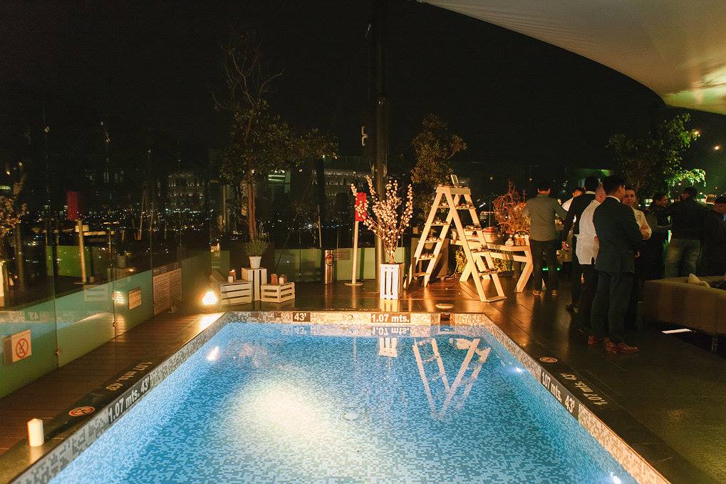 Mantente revitalizado en la alberca ubicada en el sky floor en #Thewestinsantafe #westin #hotel #thewestinexperience #pool