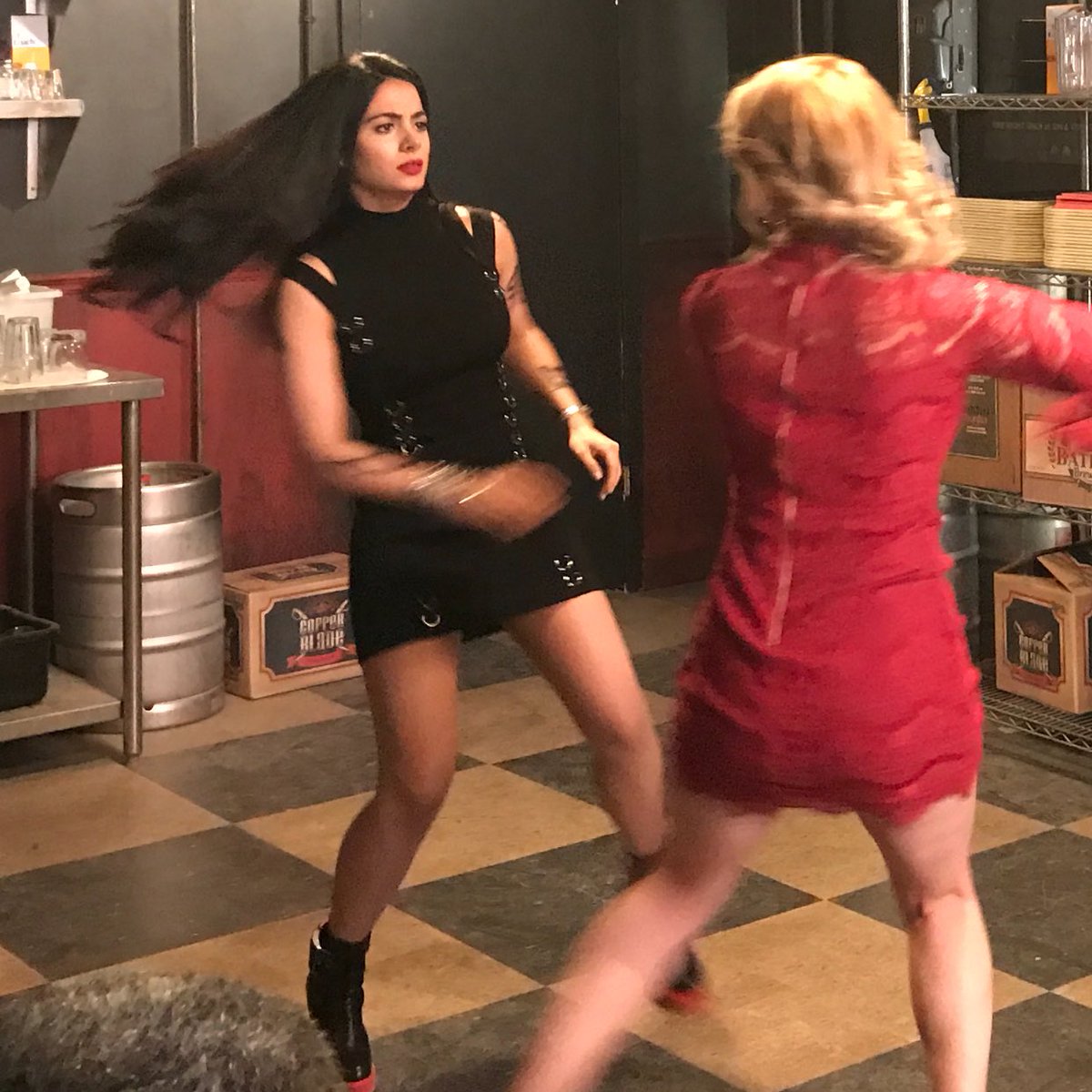 EmeraudeToubia's tweet photo. SHADOWHUNTERS TONIGHT !!! @FreeformTV #Izzy https://t.co/oYT7xVV4DW