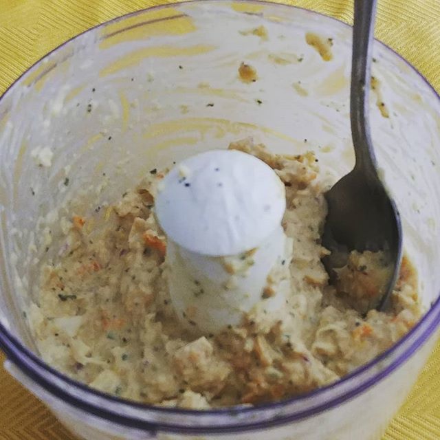 romancekdk's tweet photo. Vegan "Tuna Salad". I tell you Vegans are fucking magicians. Vegan mayo taste like regular mayo. This "tuna salad" is good. I'm smashing the fuck out of it.  But um er uh...I eat fish. This don't taste like tuna. This is only "tuna salad" to vegans that … https://t.co/cWPnMUv0oV https://t.co/UK4wRSawKE