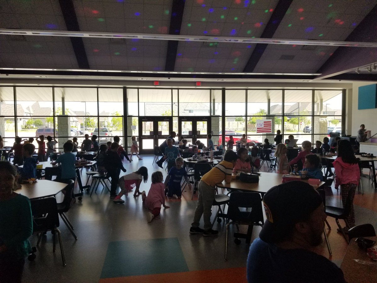 CoachJamesPE's tweet photo. #DiscoLunch Congratulations kinder, 1st, 2nd and 3rd grade for raising over $1,700 each for @jrforheart. You all did an AWESOME job @VaughnElemFISD. All of their hard work and effort went to @American_Heart. #VaughnPE #HealthyZoneSchoolInTraining https://t.co/ao8TLkoBSM