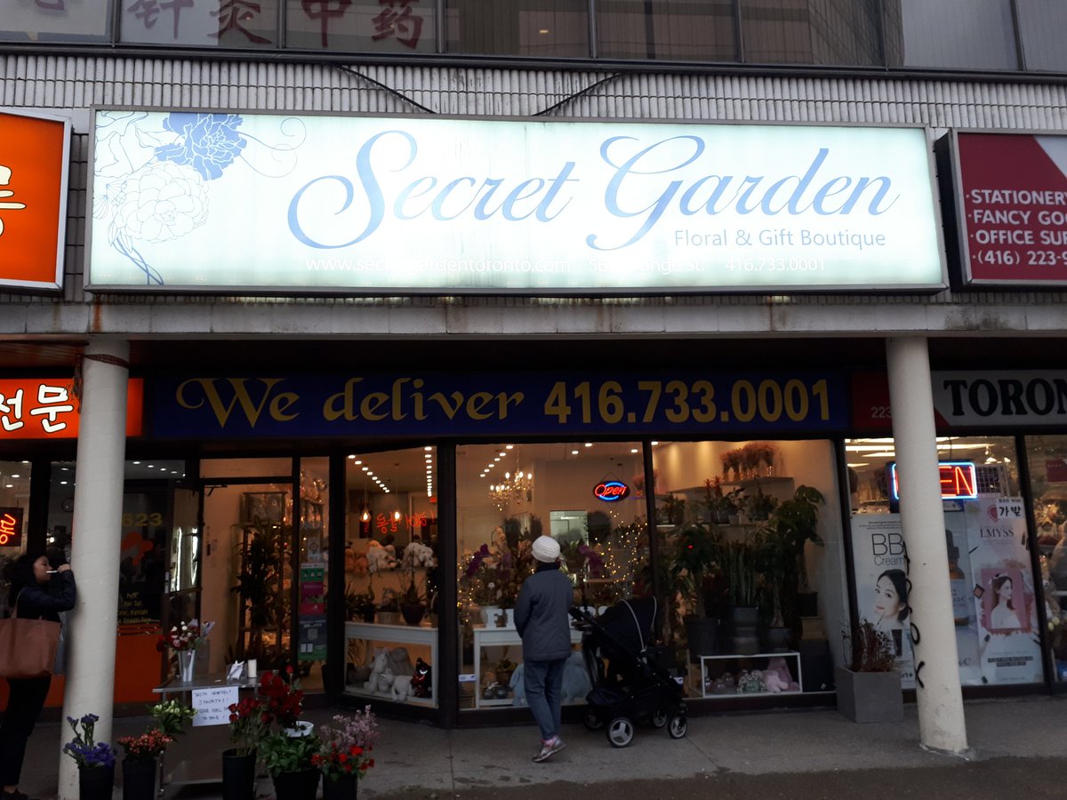 JinjiTee's tweet image. I went out to the flower shop at #yongeandfinch 

They are giving away flowers to everyone

#Toronto
#ILoveToronto 
#TorontoStrong 
#yongeandfinch 
#YongeAndStrong