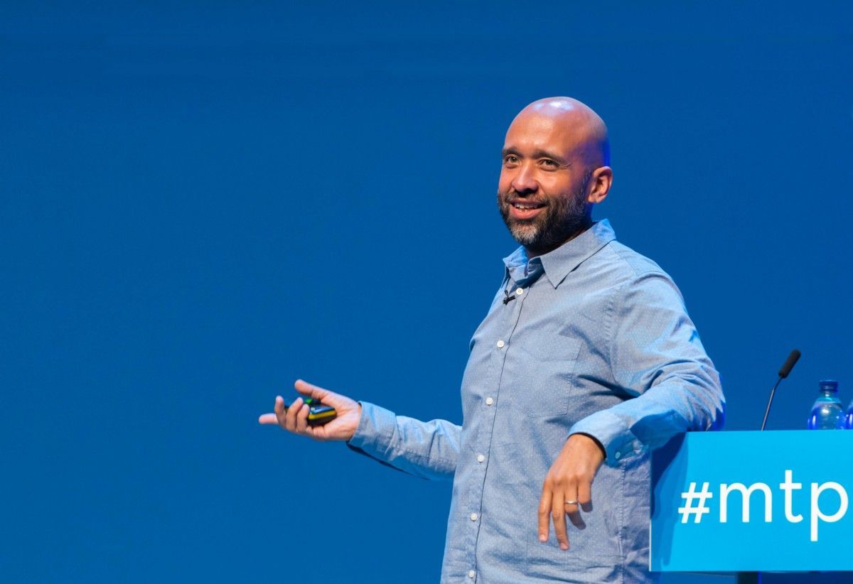 epaley's tweet photo. What makes the @Drift pitch so powerful?
 
🥩 Start with a big change that creates stakes
👉 Name the enemy
🗺️ Tease the “Promised Land”
🎯 Position capabilities as “magic” for slaying “monsters”
⚖️ Present your best evidence

https://t.co/7k9dHPSNqa #FCPortfolio HT @dcancel https://t.co/7bCSjtKSsj