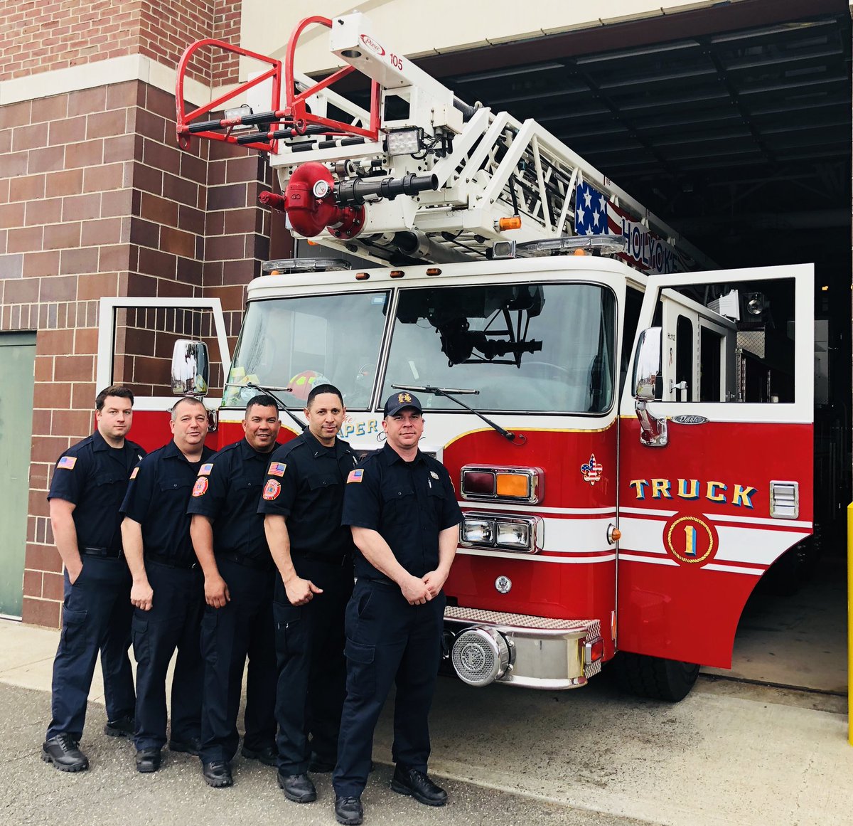 JDeforest1717's tweet image. Holyoke truck 1 C group. FF Tony DeRoy, FF Juan Rodriguez, FF Doug Desmarais, LT Cisco Rivera and FF Kevin Smith. @ctfirephoto @Local1693 The Paper City Patriot” 🇺🇸 Holyoke Truck 1 2002 Pierce Dash RMA 105’.  #flats #HQ #local1693 #ctfirephotographers #iaff #jobtown #papercity
