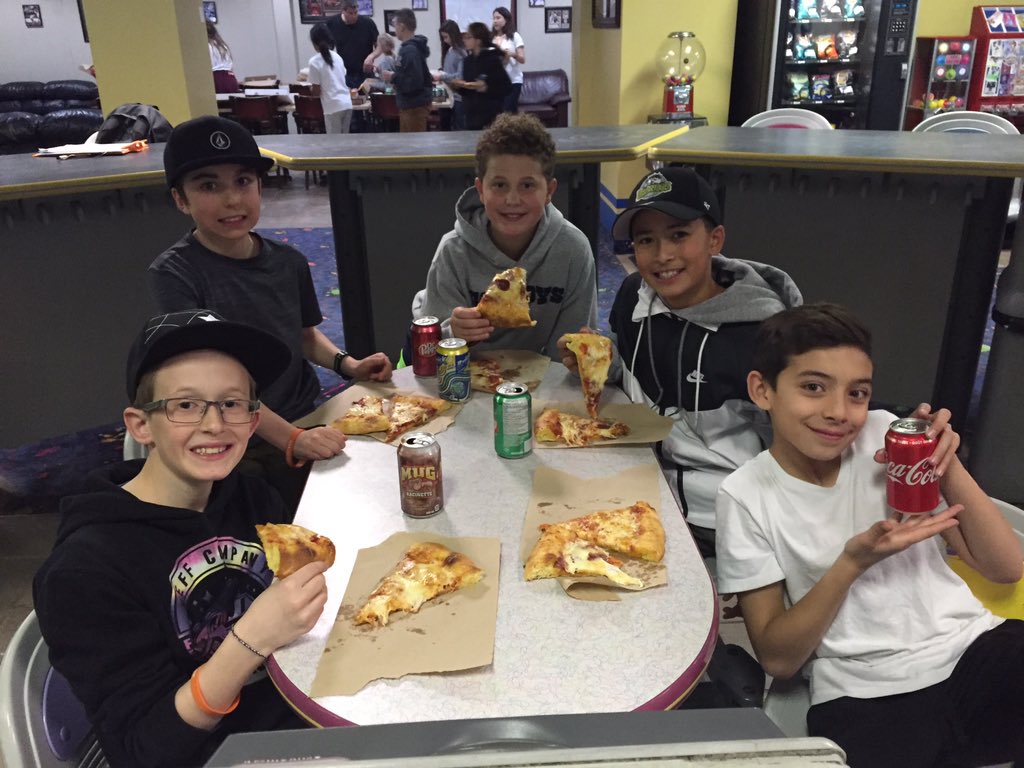 MissTLavender's tweet photo. Pizza and bowling... what better?! @RCElementary #wearerundle https://t.co/gDOngn7cRO