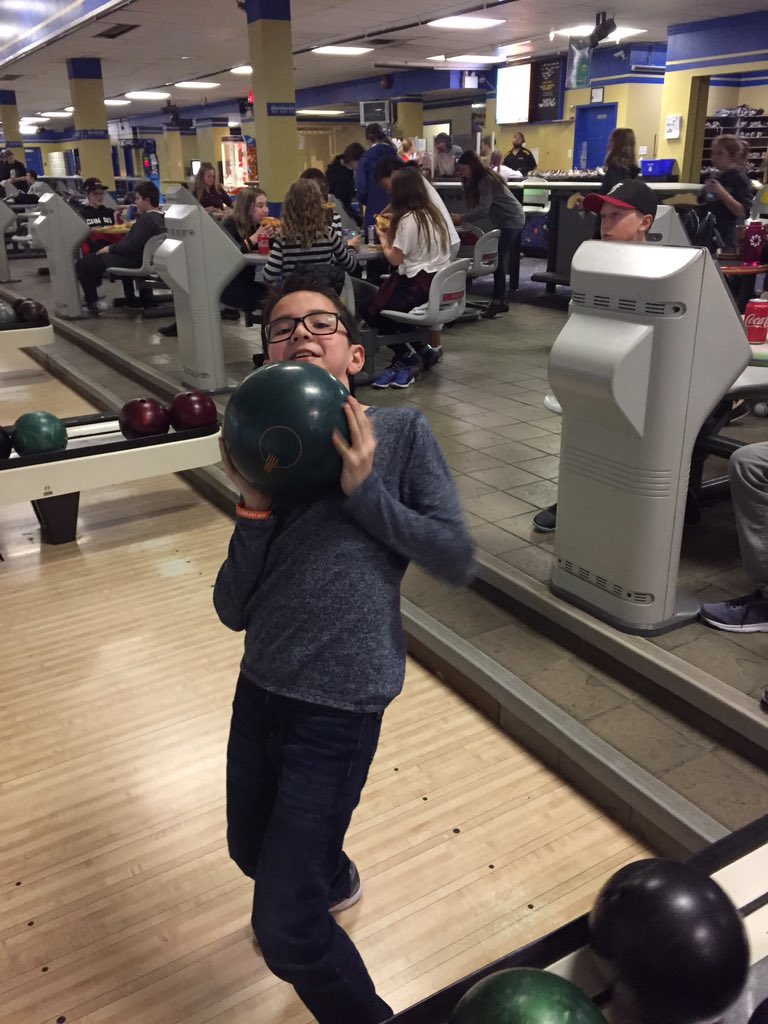 MissTLavender's tweet photo. Pizza and bowling... what better?! @RCElementary #wearerundle https://t.co/gDOngn7cRO