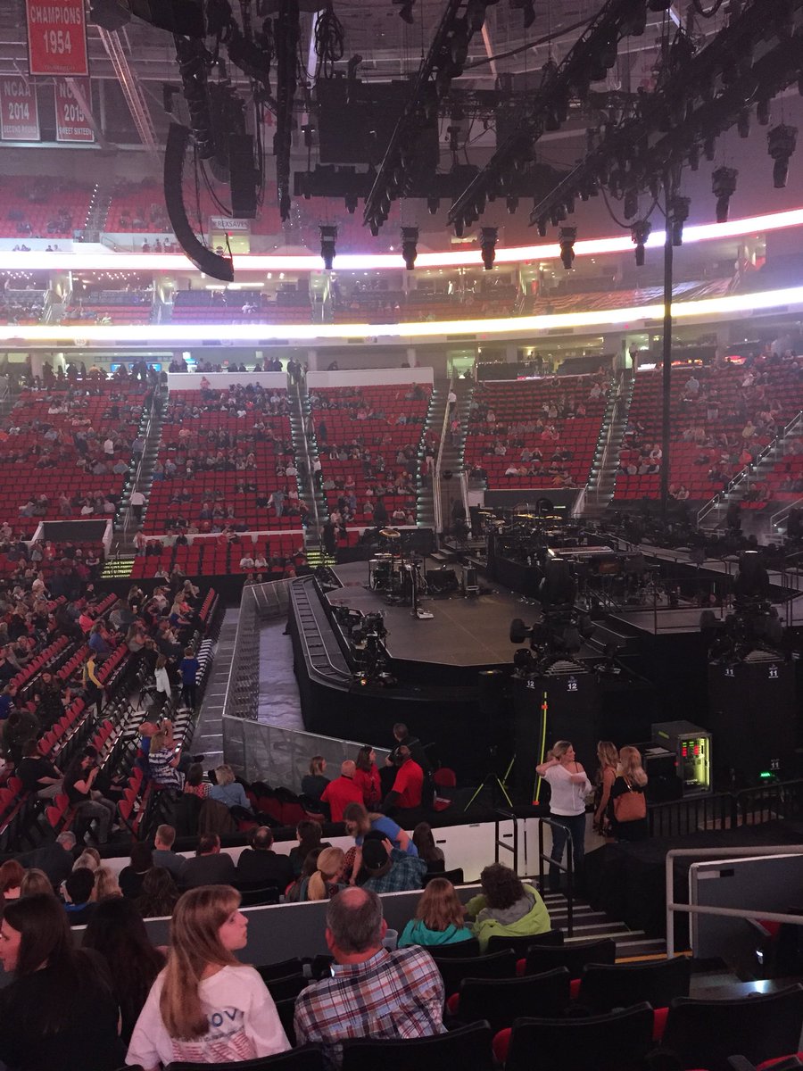 gvegas1978's tweet photo. Wait until 20 min before concert to buy cheap tickets. Start walking to arena from free parking. Download tickets while walking. In seat with 4 minutes to spare. And did I mention the seats are crazy good. #ThatsHowYouDoIt #BeingCheap https://t.co/E405YP0cxt