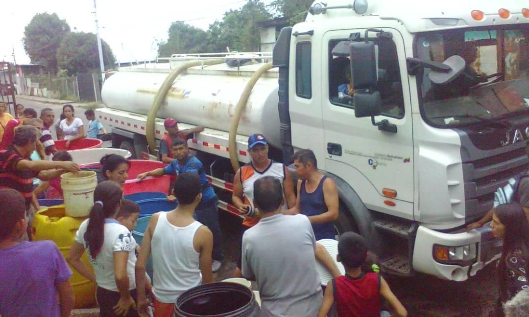 El pan nuestro de cada día de los valeranos después de que hace un año y ocho meses @NicolasMaduro prometiera el inicio de la construcción del Acueducto Metropolitano. #24Abr Así viven en Las Travesías ante la falta de agua @trafficVALERA #ChavismoEsMiseria