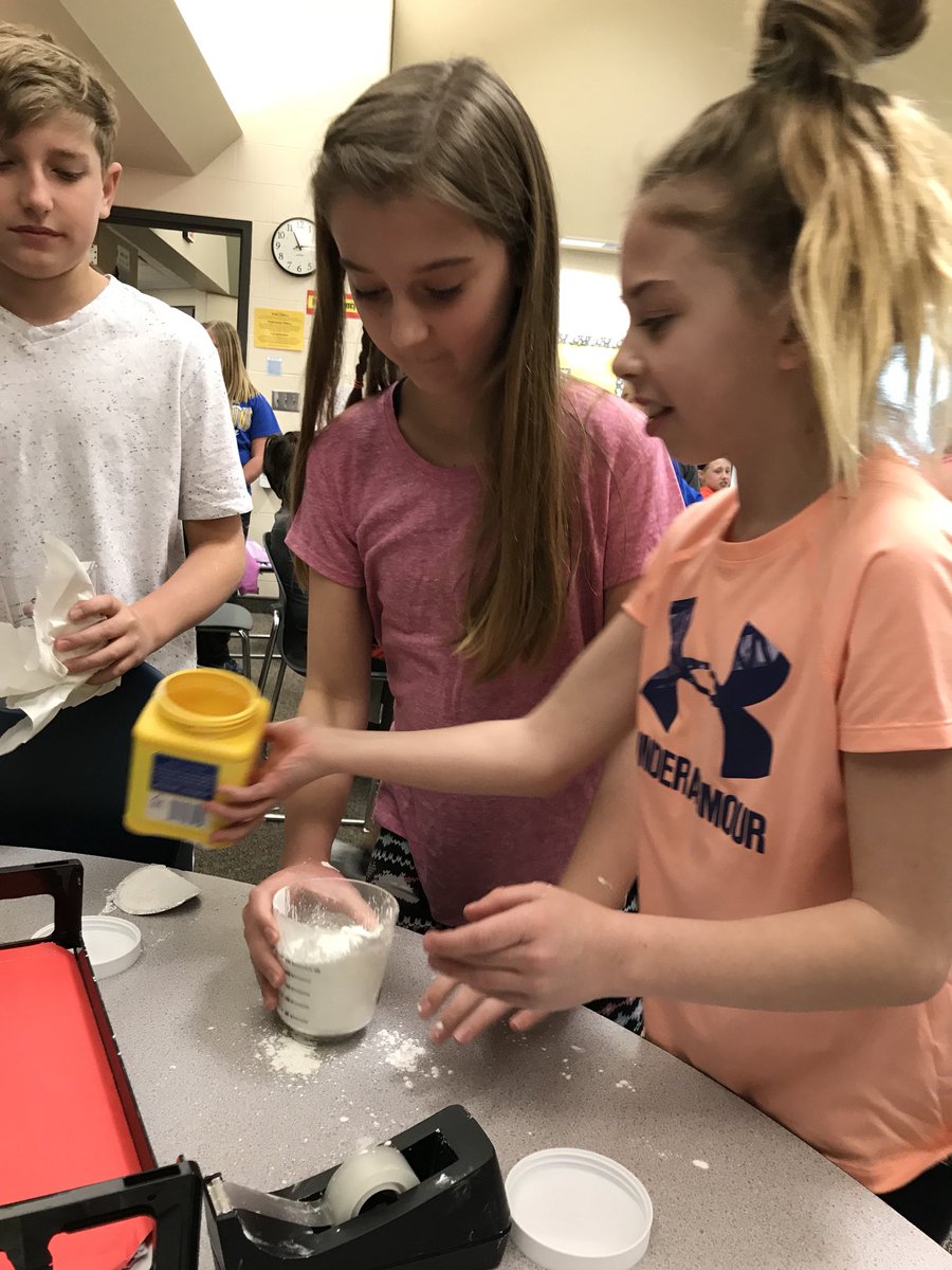 CordovasClass's tweet photo. Is it a liquid or a solid? 🤷🏼‍♀️#sciencerules @CWEtvCrew https://t.co/LiP4FQaE0I