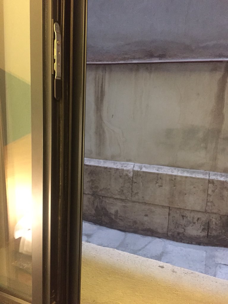 195€ habitación individual en piso sótano, sin casi cobertura y con estas maravillosas vistas... la cafetería está en obras... @OneShotHotels #Madrid