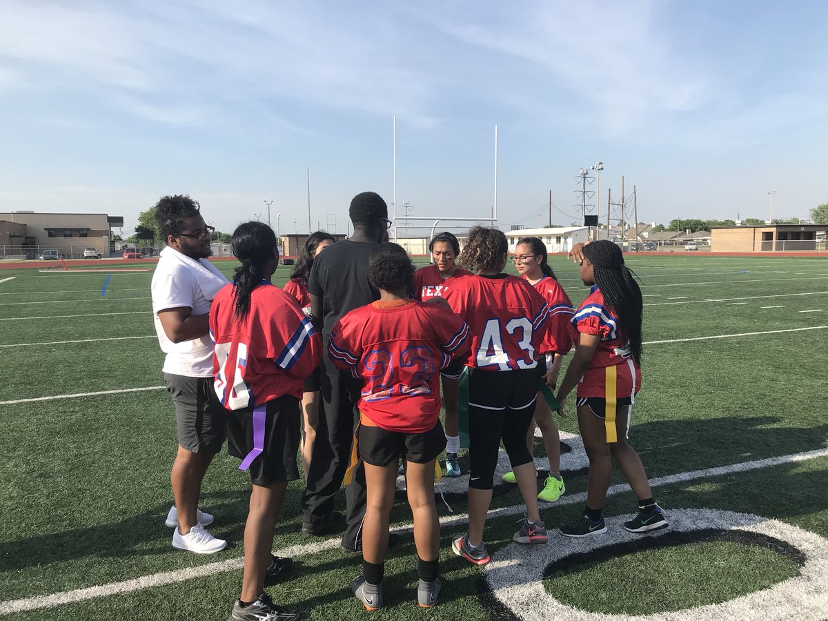 SamHoustonHS's tweet photo. #powderpuff 🏈 @Shhsco19 @SamClassof2018 https://t.co/lDpouNiEb7