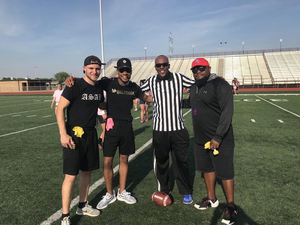 SamHoustonHS's tweet photo. #powderpuff 🏈 @Shhsco19 @SamClassof2018 https://t.co/lDpouNiEb7