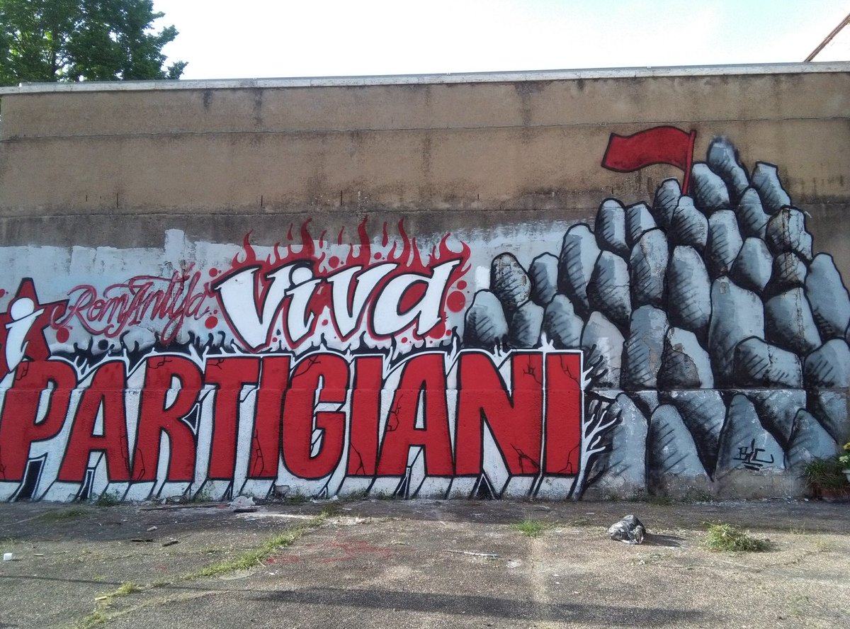 Esc_Atelier's tweet photo. W i partigiani 
La storica scritta si rinnova verso il #25aprile 
Domani a #SanLorenzo nessuno è straniero. Festeggiamo insieme la #Liberazione dal pranzo fino a sera. https://t.co/OS1ekcDUVE
