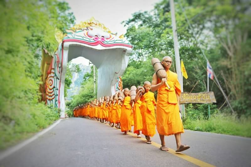 moralpromote's tweet photo. ช่วงท้ายโครงการบรรพชาสามเณร ภาคฤดูร้อนปีนี้
เหล่าสามเณรตัวน้อย ได้ออกเดินธุดงค์โปรดญาติโยม จากวัดเวฬุวัน(เขาจีนแล) ต.นิคมสร้างตนเอง อ.เมืองลพบุรี  ถึงธุดงคสถานเมืองลพบุรี ในระยะทางกว่า 5 กิโลเมตร

#ทีมงานอบรมสามเณรธุดงคสถานเมืองลพบุรี 
เอาบุญมาฝากทุกท���านมา ณ โอกาสนี้ครับ😁😁😁 https://t.co/oHYLzaTcFT