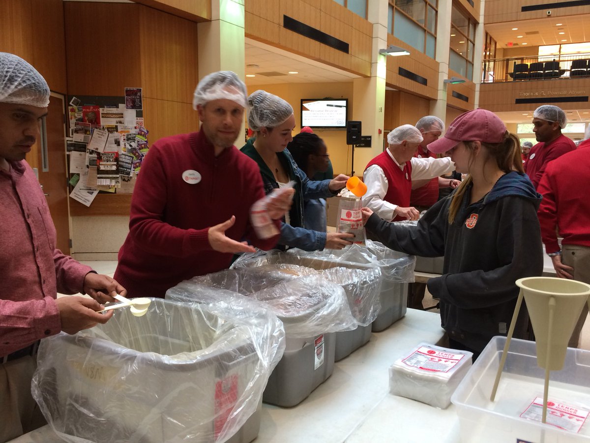 DavidWyantHires's tweet photo. A big thanks to the @Target leaders and @SmithSchool students for a phenomenal volunteer event this evening.  Guesstimating 30,000 fed #TerpsAgainstHunger Great @TargetCareers story by @mguraya9 #G499Proud @UMDCareerCenter @UofMaryland https://t.co/yyD9XHLAeR
