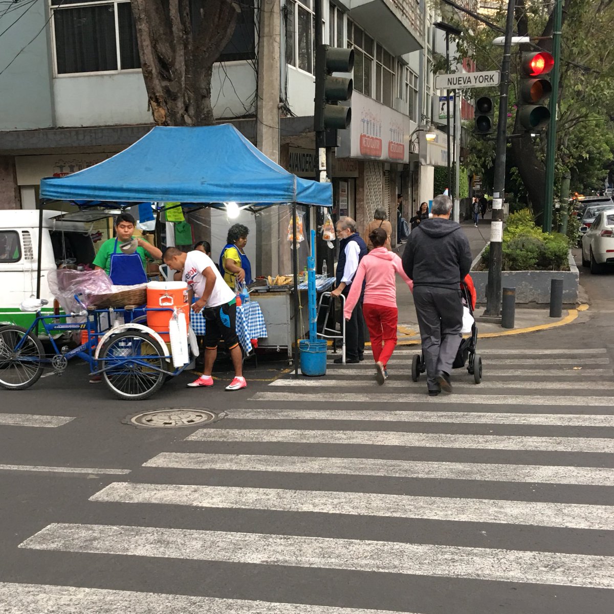 YroAmm's tweet photo. Invadida la esquina de NuevaYork y Georgia en lanapoles.  Retirenlos ����🏼🙏🏼🙏🏼🙏🏼🙏🏼🙏🏼🙏🏼🙏🏼.  No dejen crecer mas a los #cartelesDelAmbulantaje 🙏🏼🙏🏼🙏🏼@SSP_CDMX  @SolucionesBJ @AccionesBJ @DelegacionBJ @aepCDMX @GobCDMX @PoderAG_BJ @LaNapolesCdMx @cddbj @PANJUVENIL https://t.co/bvRi2gpFAd