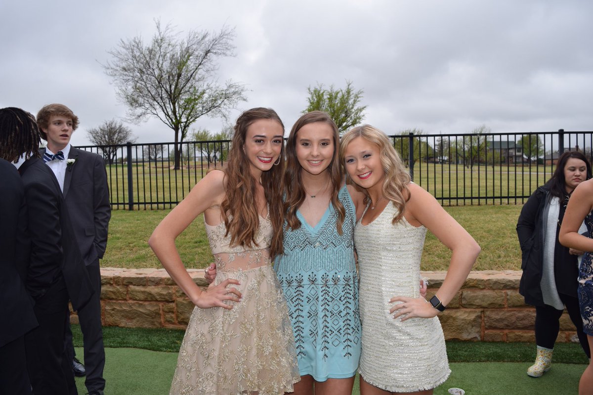 emily_tompkins_'s tweet photo. Love these beautiful girls!! https://t.co/2WRXK3Klfn