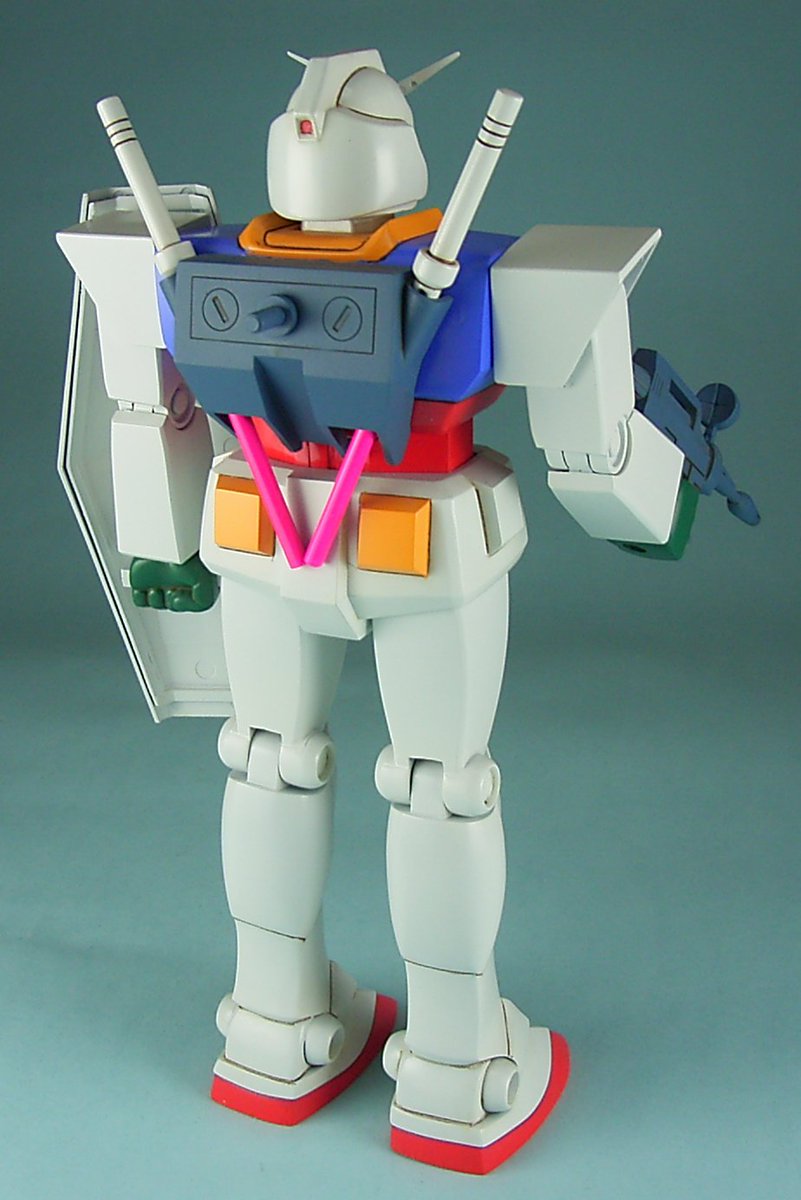 Tranabe على تويتر ガンダムより1 100ガンダムです お腹にタミヤパテ盛りつけたら固まらないうえにコアファイターがドロドロになりました 笑 ビームサーベルがランドセル突き抜けてるのも潔くて良し ミサイル砲はクローバーの玩具みたいですね 顔はかなり