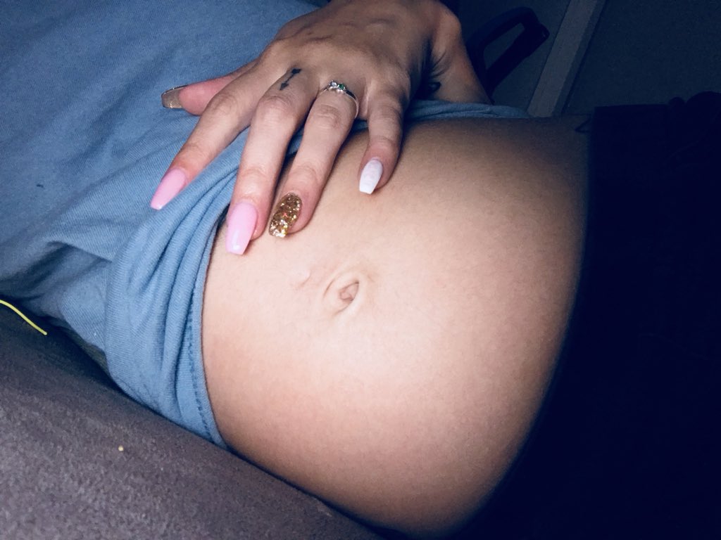 tannanicolee's tweet photo. belly appreciation tweet . i love you baby girl 💕✊🏼 #17weeksleft https://t.co/mNb6x8L844