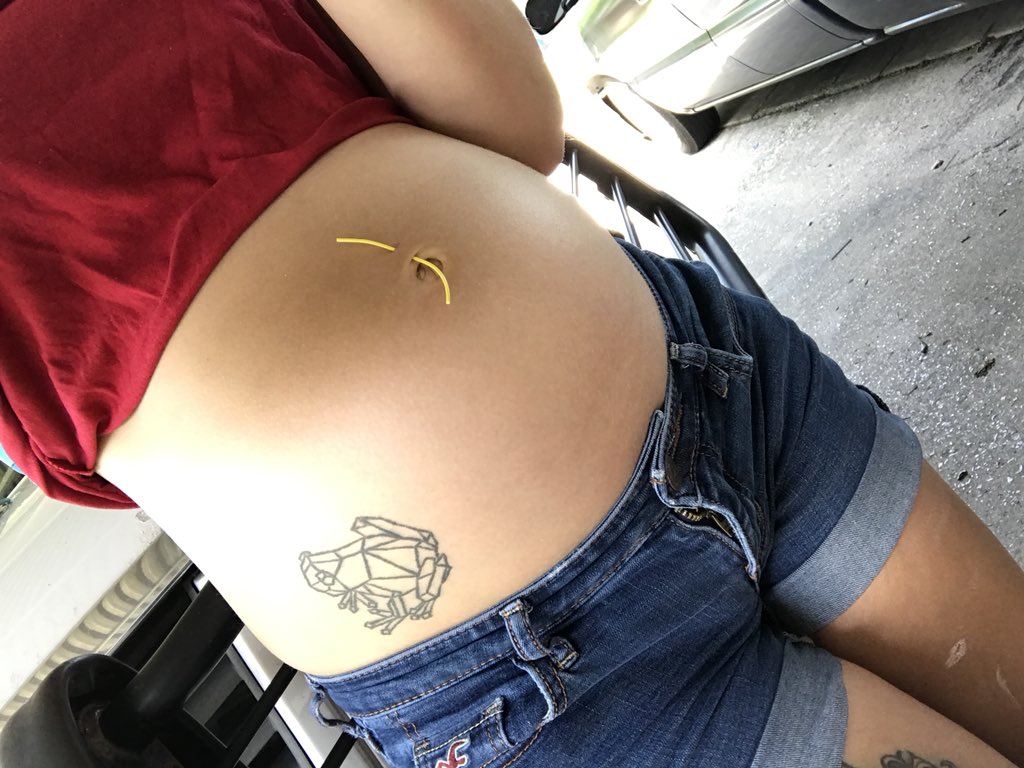 tannanicolee's tweet photo. belly appreciation tweet . i love you baby girl 💕✊🏼 #17weeksleft https://t.co/mNb6x8L844