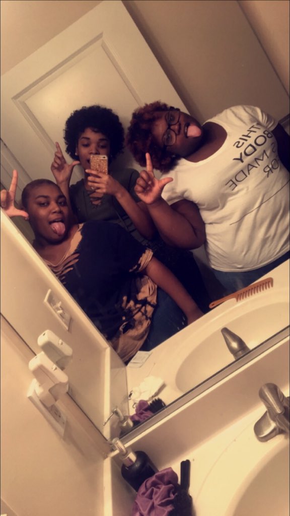 kaaygvddess's tweet photo. #bestbestfriends💓 https://t.co/EWVtufMLm4