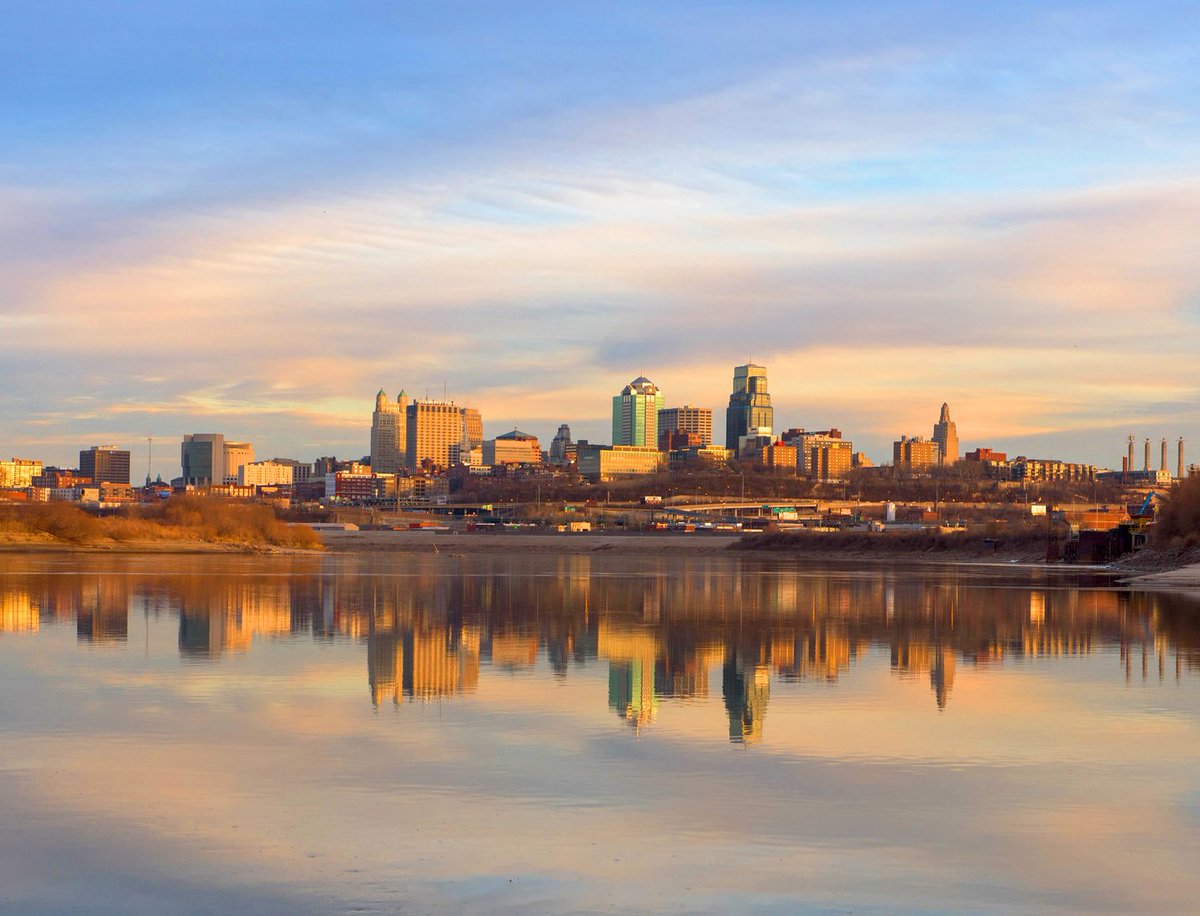 VisitKC's tweet photo. #FlickrKC: Kansas City in shades of gold. #HowWeDoKC https://t.co/iqzxHatXlj https://t.co/mlNNFTdeOo