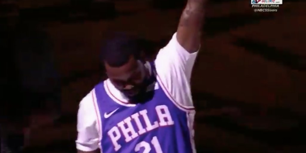 BusinessInsider's tweet image. Meek Mill got a hero's welcome at 76ers playoff game as he rang the ceremonial bell read.bi/2Hufbw1