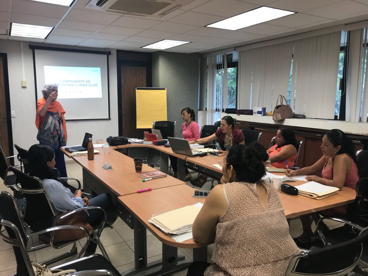 Denisse1324's tweet photo. Curso taller : Autonomía Curricular del nuevo modelo educativo. Aprendiendo de las mejores Supervisoras @dalilacs4 @lucesita_arreol  y ATP @AnaochoaM y Jefa Sector @letyramirez31 

#sector08E 💞 https://t.co/sZxOEkVybd
