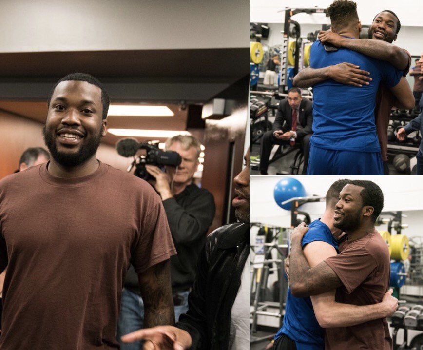 Eldorado2452's tweet photo. 🏀✊🏽 @meekmill being greeted by the @Sixers as he entered the Wells Fargo Center tonight in Philly! Meek Mill is FREE #MeekMill #PhilaUnite #FreeMeek #philly https://t.co/Jrp3EZAoWk