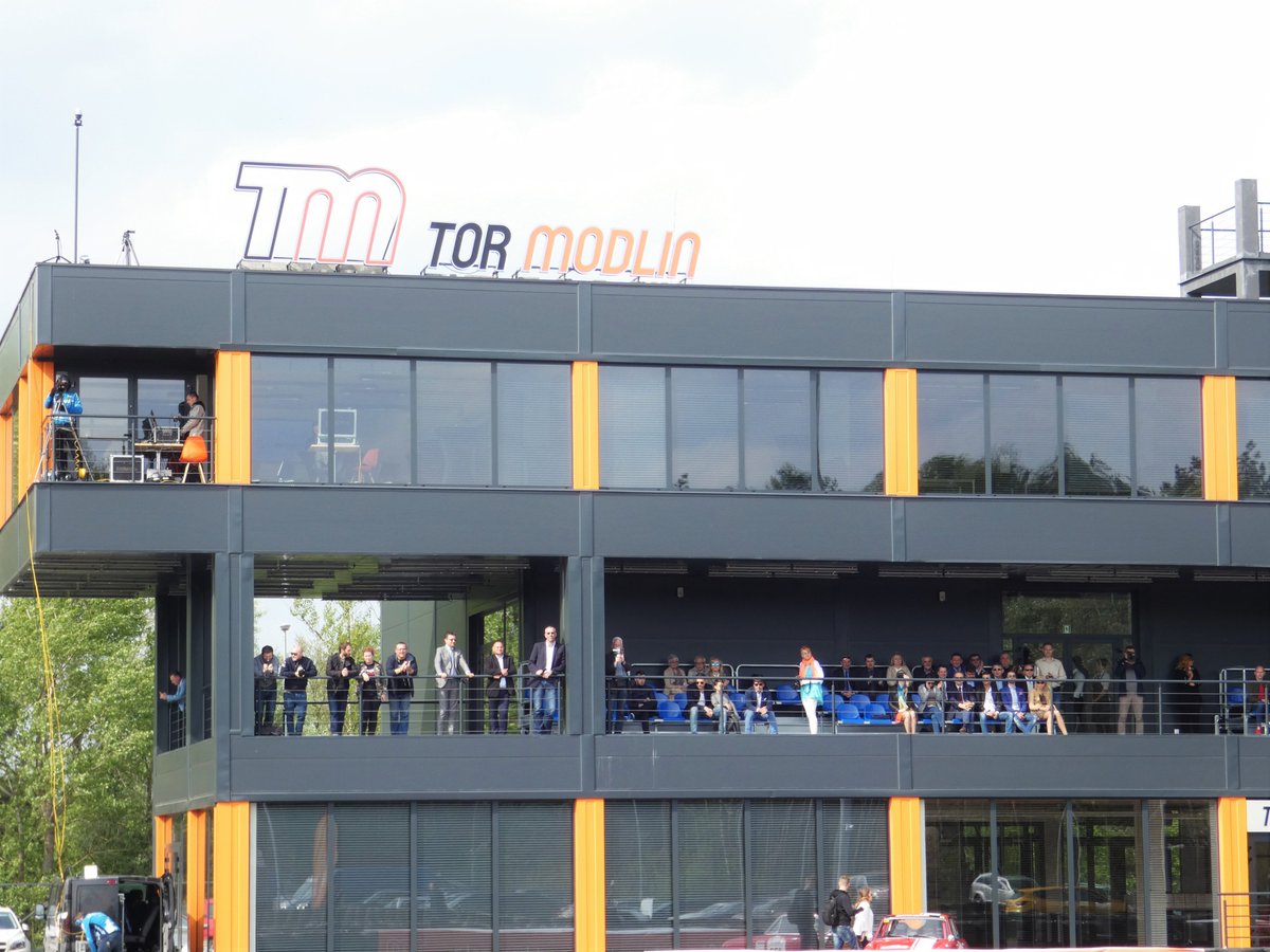 StruzikAdam's tweet image. 2,4 km długości, 2,5-metrowa ściana wodna, 2 tys. m² płyty poślizgowej - wczoraj otworzyliśmy #TorModlin w Nowym Dworze Mazowieckim. Dla wszystkich tych, którzy chcą uczyć się bezpiecznej i pewnej jazdy