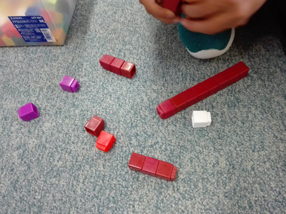 MsRachelCouture's tweet image. Is it a multiplication story problem or division? What clues from the story tell you? Students solved using cubes, pictures and numbers. #learningatkis