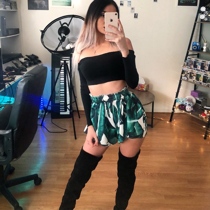 Watch melly's leaked NSFW photo on TwXstars