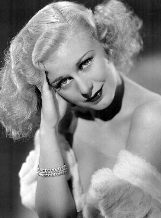 SandraFerrerV's tweet photo. 25 de abril de 1995. Fallece la actriz y bailarina Ginger Rogers
https://t.co/ntAzQP4DX3 https://t.co/ERr8hlLemH