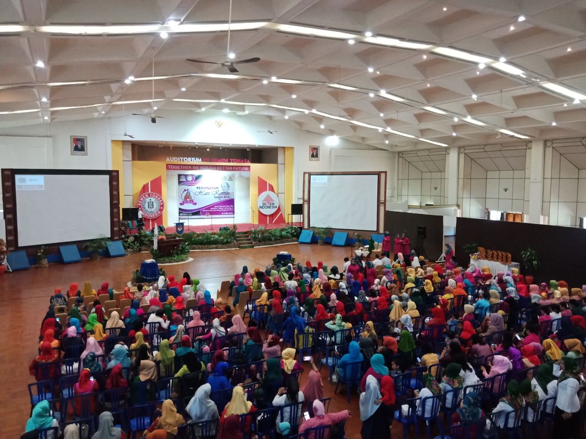 emirbooks's tweet photo. Seminar Nasional Mendidik Anak dengan Cinta bersama Bunda Hj. Astrie Ivo, penulis buku "Sepasang Sayapo menuju Surga" yang diikuti 500 orang | Auditorium Semen Tonasa | Selasa, 24 April 2018 

#emirevent #emirbooks https://t.co/Ud1cUVTUT2