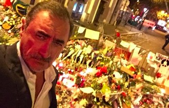 Para cuando sacarás el libro Selfies de mierda @carlosherreracr ?

A ver si los niñatos aprenden a hacerse buenos selfies en buenos lugares y no en los putos lavabos, un abrazo Carlos Herrera.